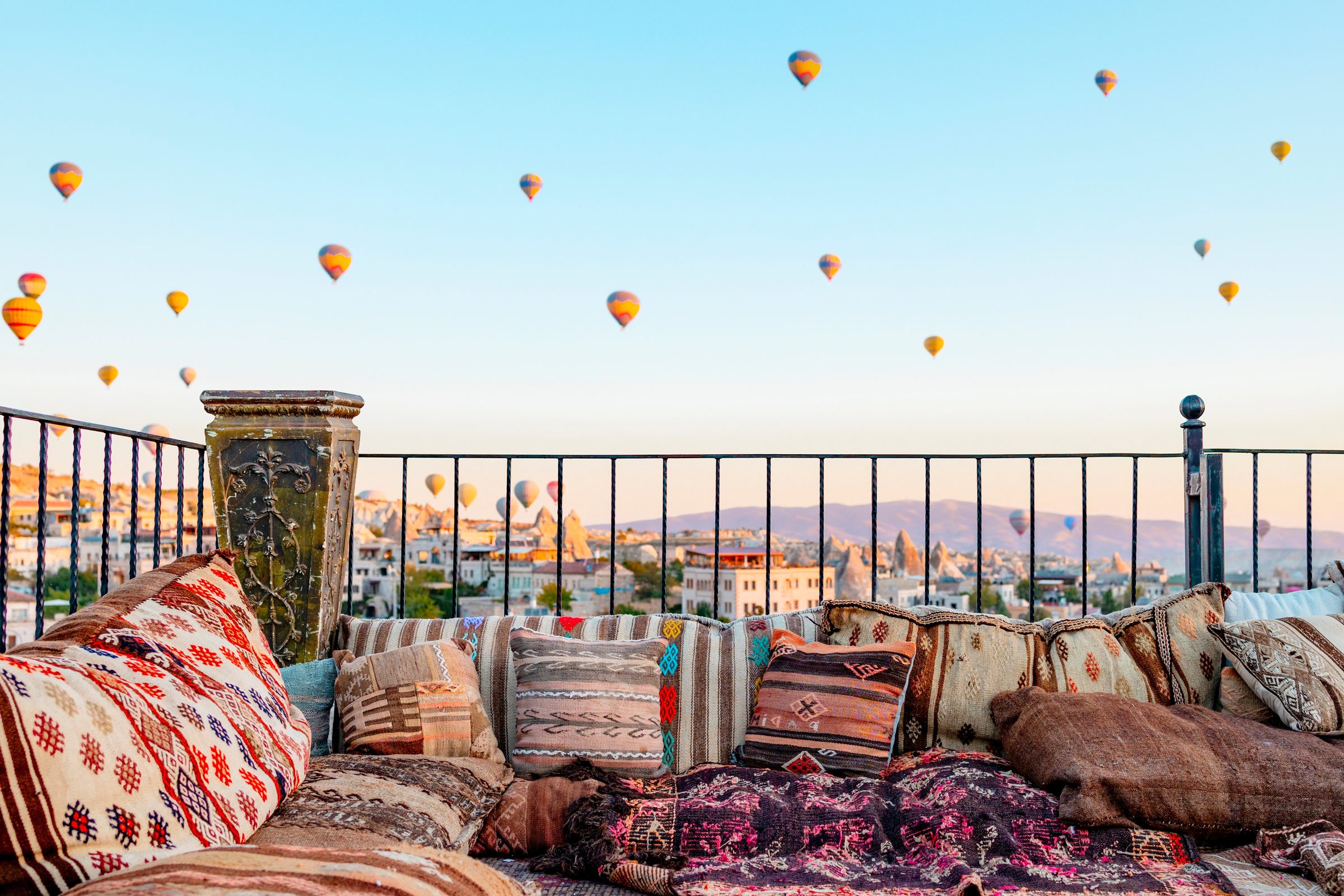 Kapadokya'da gün doğarken sıcak hava balonları
