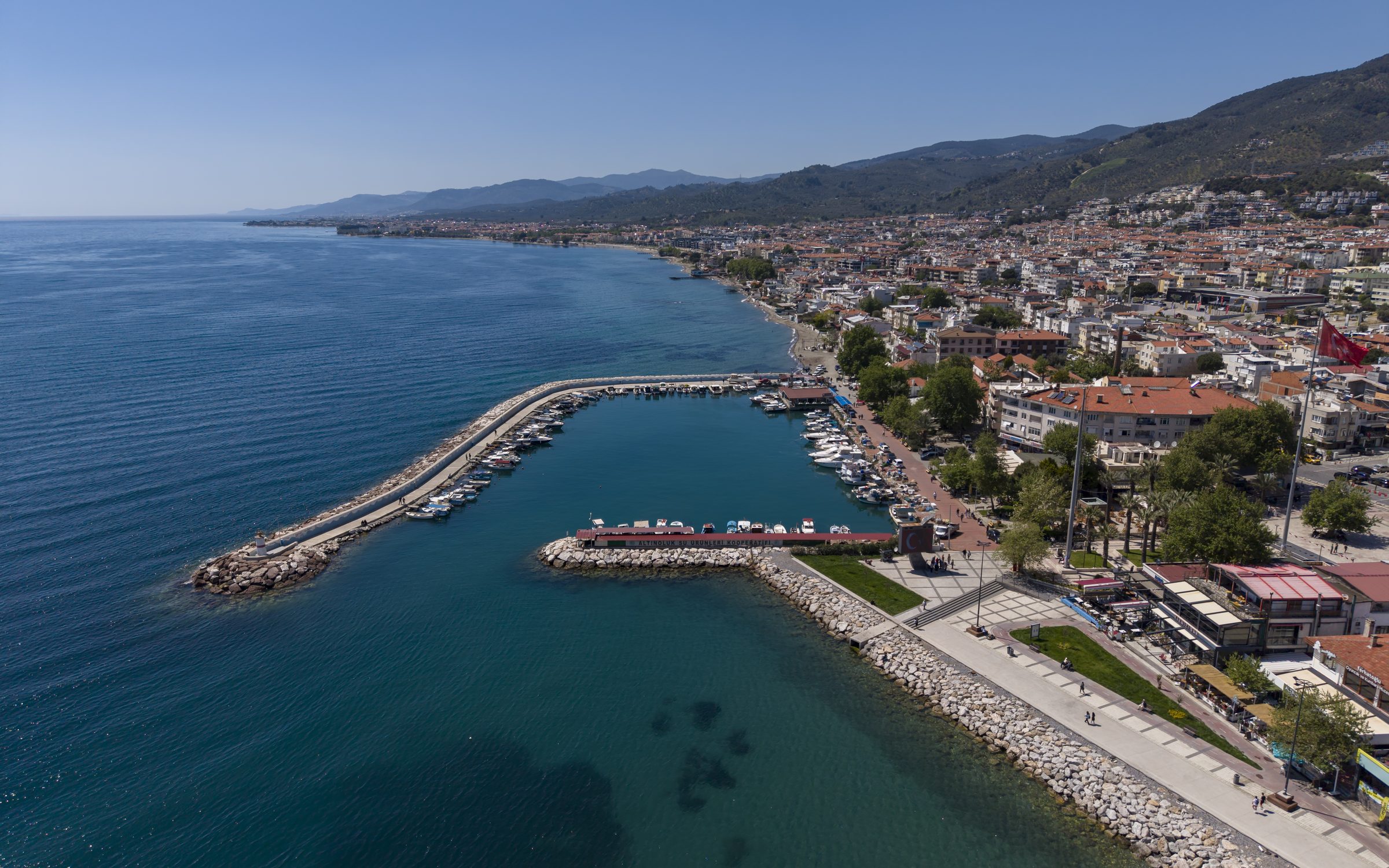 Edremit Körfezi'nde Altınoluk kıyısı ve Kaz Dağları
