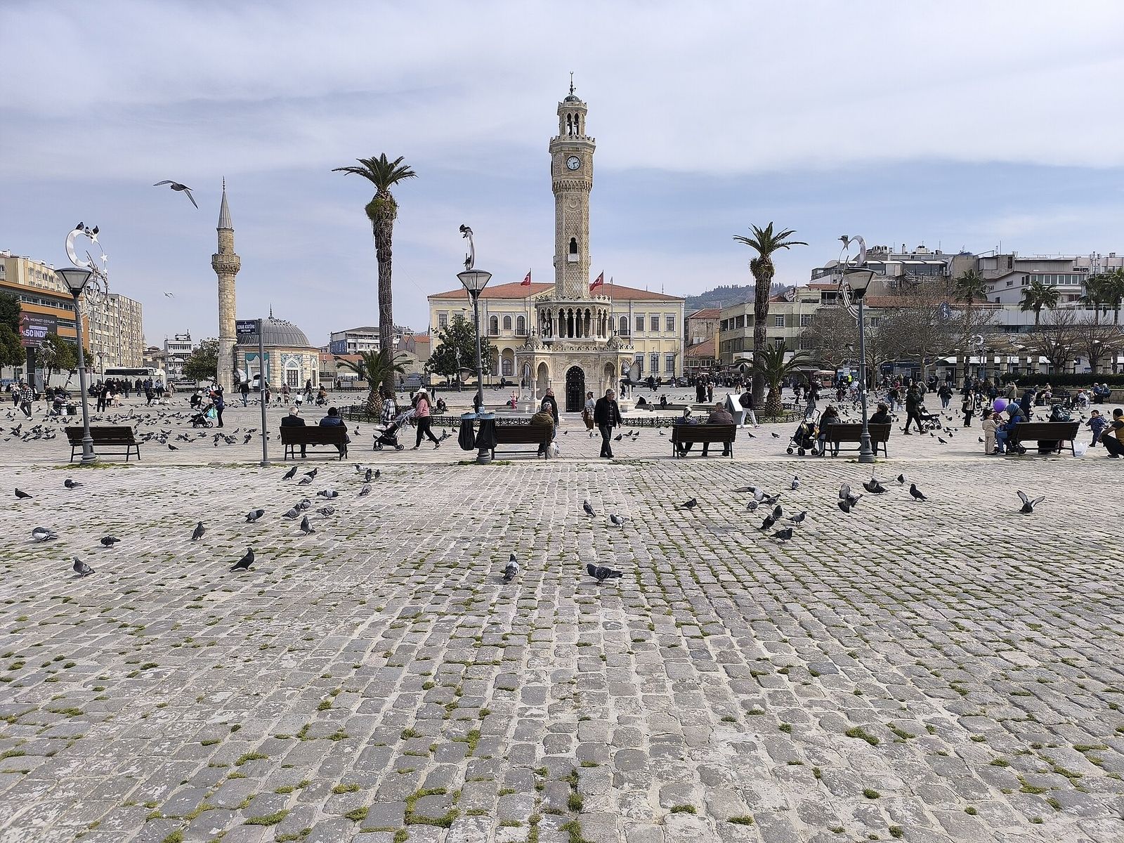 İzmir Konak Meydanı ve Saat Kulesi