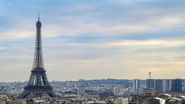 Paris çatıları üzerinde yükselen Eyfel Kulesi