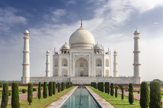 Agra'da Tac Mahal ve önündeki havuzlu bahçe
