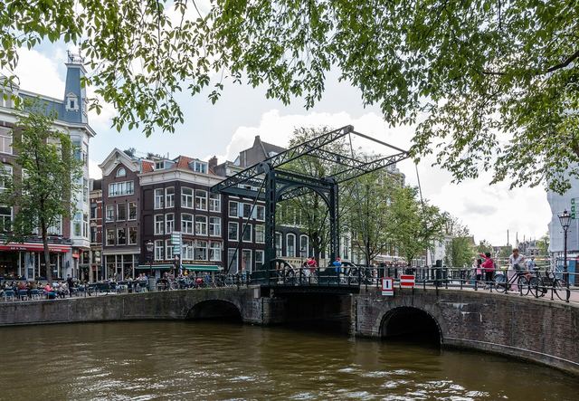 Amsterdam’da kanal üzerindeki köprü