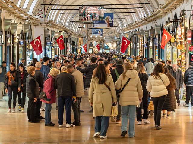 Kapalıçarşı’da kalabalık bir koridor