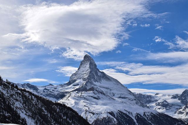 Karlı Matterhorn Dağı