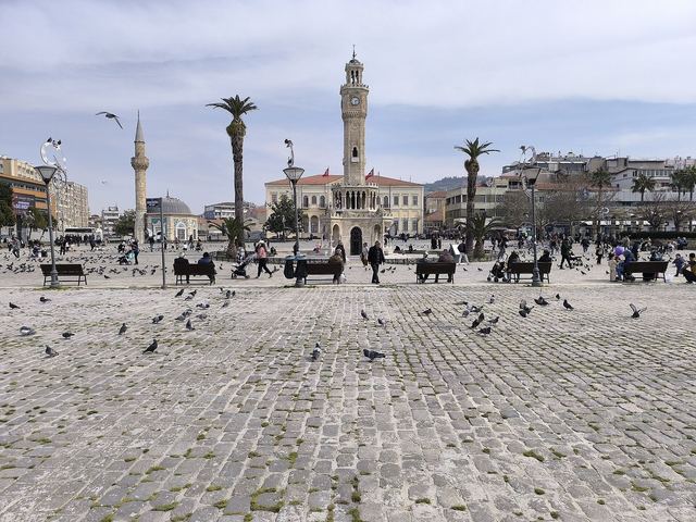 İzmir Konak Meydanı ve Saat Kulesi