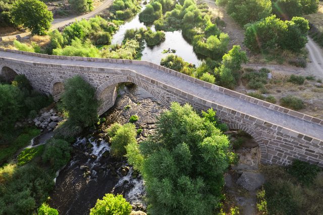 Behramkale (Assos) yakınlarında tarihi taş köprü