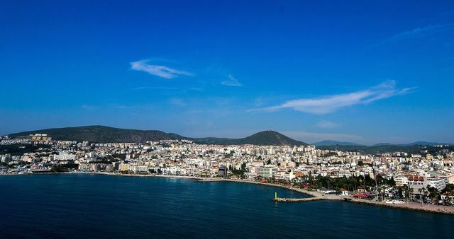 Kuşadası kıyı şeridi ve şehir manzarası
