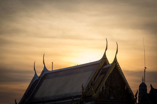Bangkok Büyük Saray’da gün doğumunda çatı