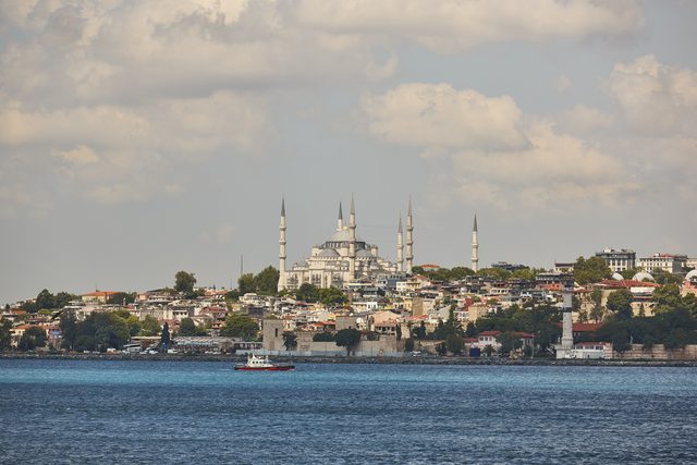 Denizden İstanbul tarihi yarımadası ve Sultanahmet Camii (Mavi Cami)