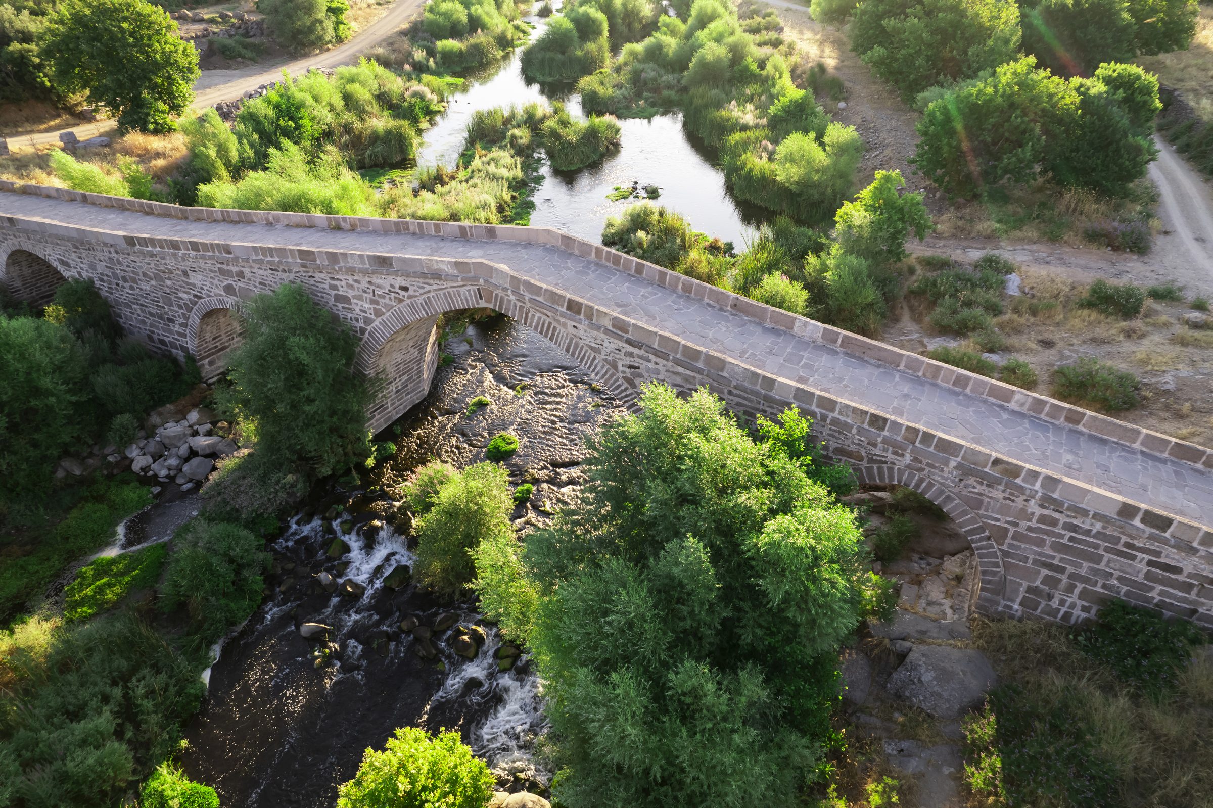 Behramkale (Assos) yakınlarında tarihi taş köprü