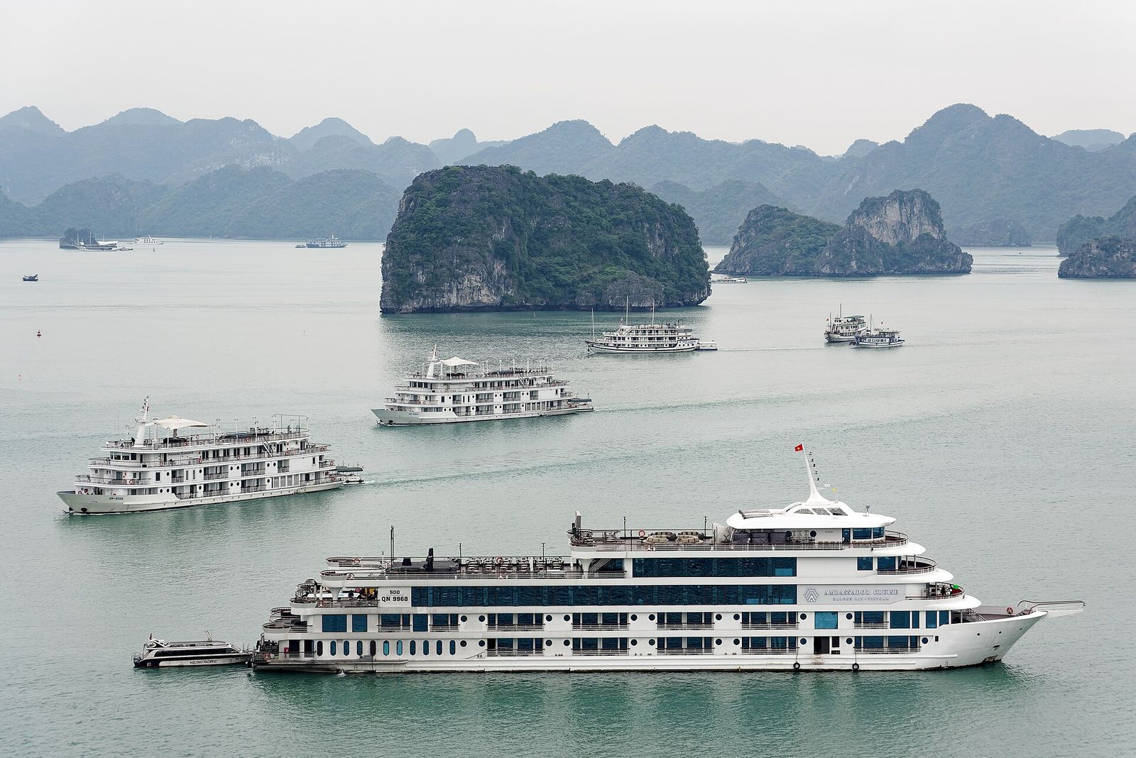 Barcos e islotes rocosos en la bahía de Ha Long